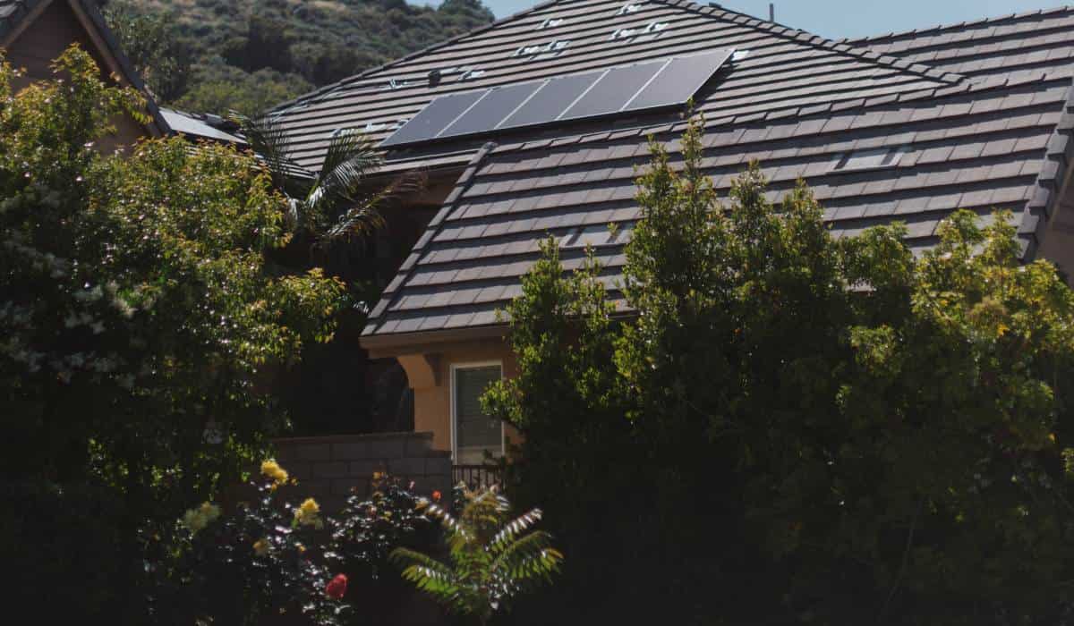 solarni panely na dome